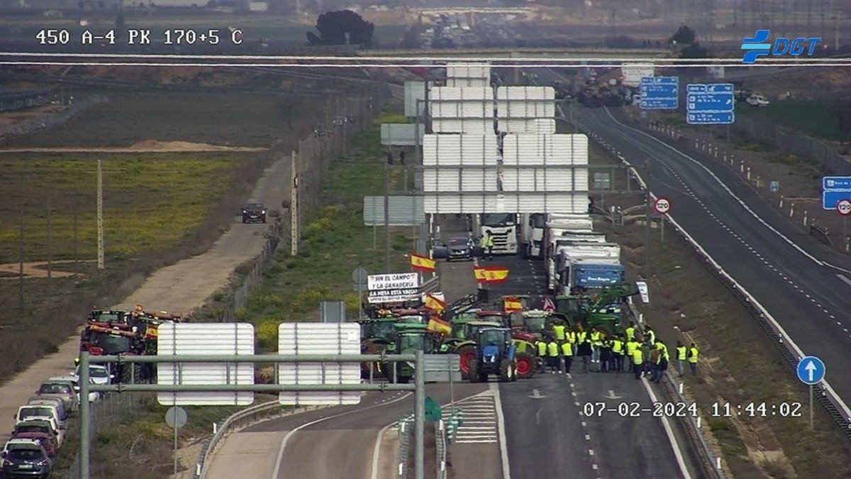 Los agricultores siguen bloqueando la circulación en la A-4 a la altura de Manzaneres (Ciudad Real).
