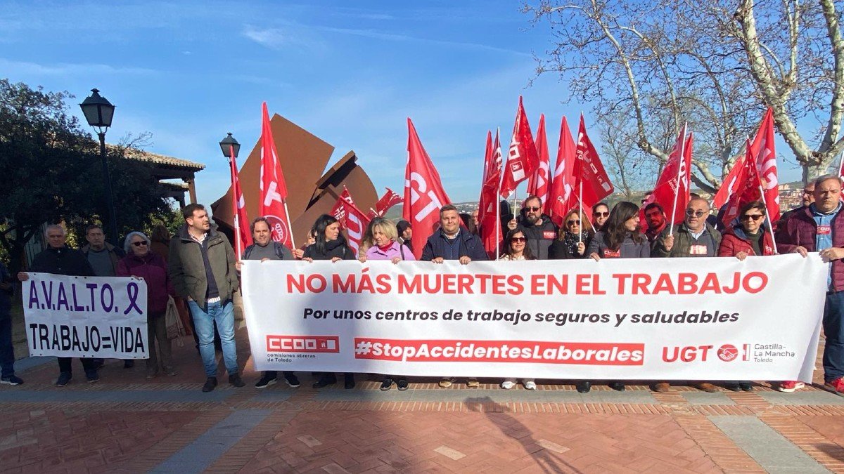 Los sindicatos se han concentrado frente a la sede de la patronal toledana.